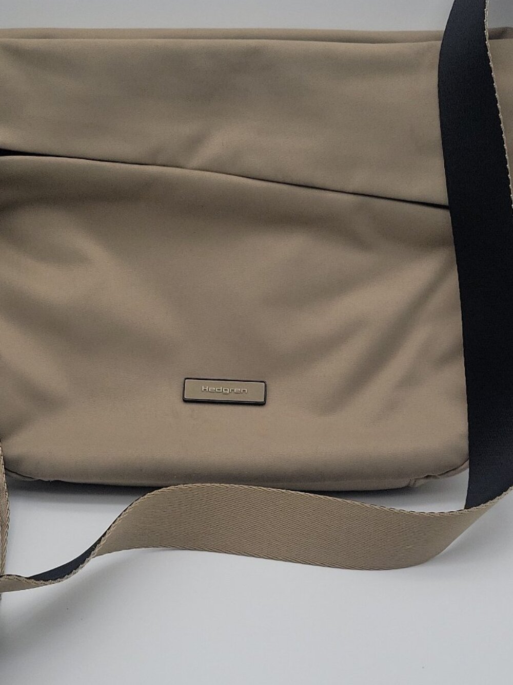 Hedgren Milky Way large crossover bag.Beige, two toned strap